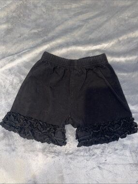 Black Ruffle Hem Girls' Shorts - Kids Bottoms